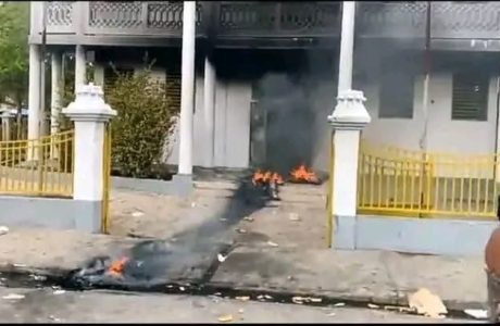 "Gonaïves anba tansyon : chofè taksi mete dife nan baskil ak Meri vil la apre yon aksidan mòtèl" 26 68e24048 f2a7 443f b1df 59aa2ba3979a