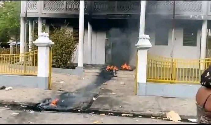 "Gonaïves anba tansyon : chofè taksi mete dife nan baskil ak Meri vil la apre yon aksidan mòtèl" 2 68e24048 f2a7 443f b1df 59aa2ba3979a